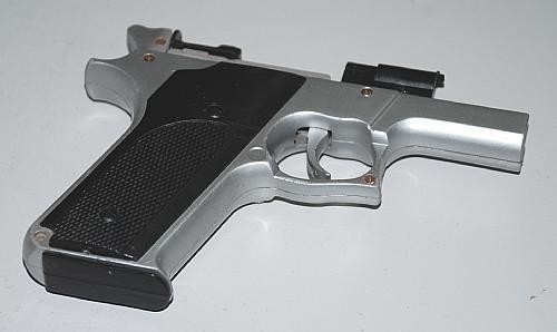 Os policiais suspeitam que a arma de brinquedo tinha sido usada em algum assalto nos ltimos dias