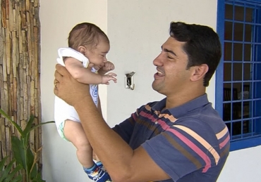 Pai comemorou que o filho no sofreu reaes aps receber vacina vencida