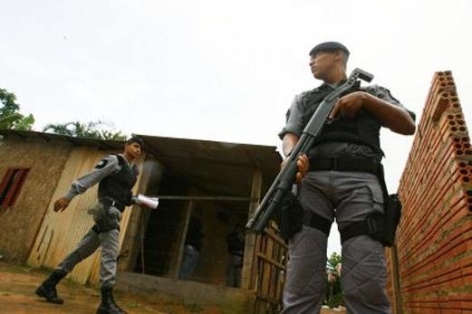 Os ladres roubaram os quatro pneus e o estepe, bateria e tambm o volante