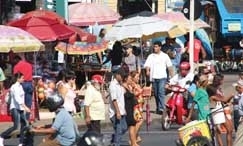 Clima de feira livre no centro de Cuiab: Quem nunca fez uma compra no camel que atire a primeira pedra, diz morador
