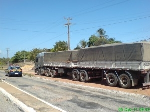 Caminho trafegava com o dobro da carga permitida.