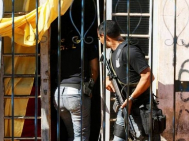 A Polcia uma onda de invases a residncia; bandidos fazem refns e roubam carros