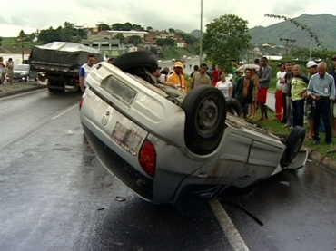 O carro capotou vrias vezes na pista e deixou uma vtima fatal.