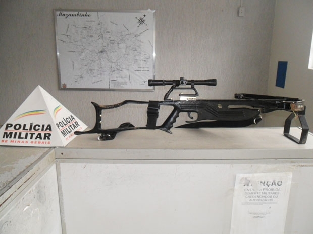 Segundo polcia, suspeito usou um arco e flecha tambm conhecido como besta.