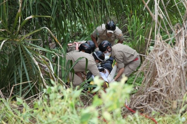Policiais tiveram dificuldades para tirar a jovem da ribanceira