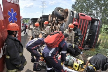 Motorista teve fraturas no bra�o e foi socorrido pelo corpo de bombeiros