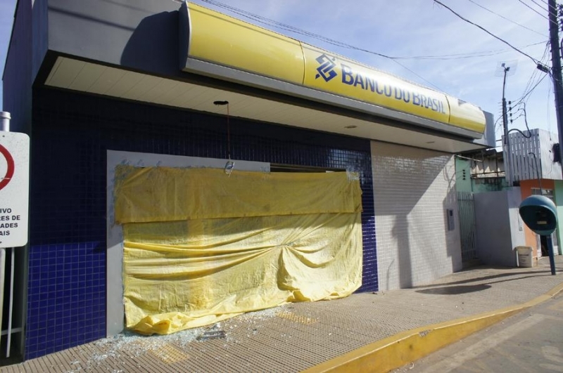 Agncia do Banco do Brasil amanheceu interditada aps ser arrombada na madrugada desta quarta-feira (30)