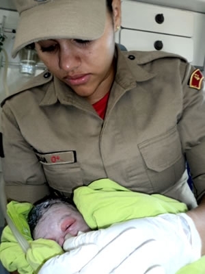 Bombeira socorre recm-nascido em Sinop.