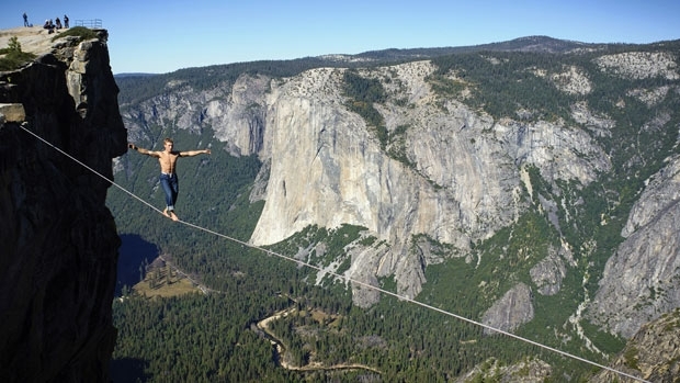 Kemeter atravessa sem corda de proteo abismo a 900 m de altura, em parque da Califrnia
