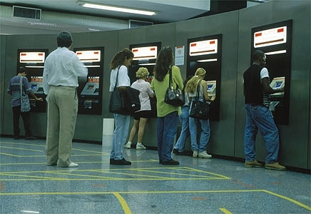 J os demais servidores, que ocupam cargos exclusivamente comissionados ou so contratados