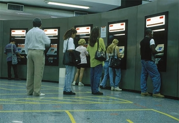 J� os demais servidores, que ocupam cargos exclusivamente comissionados ou s�o contratados 