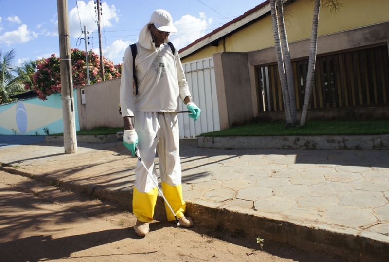Equipe da Prefeitura de Diamantino realiza aplicao de herbicida nas ruas e avenidas dos bairros Buriti e Primav