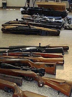Polcia encontrou armas e munies em fazenda.
