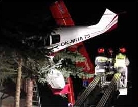 Avio que parou em rvore no pouso na Polnia.