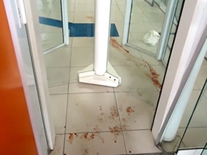 Um dos suspeitos foi baleado na perna.