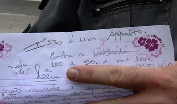 Mulher usou carta para anunciar o assalto ao banco.