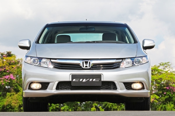 Para-choque dianteiro ficou mais esportivo.