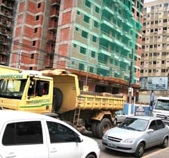 Constru��o de duas torres na Cursino Amarante: carros e caminh�es disputam a rua estreita