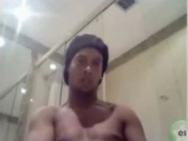Em uma das imagens do suposto vdeo, Ronaldinho olha para a cmera