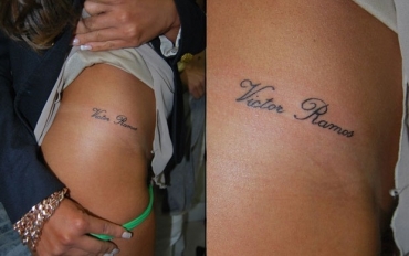 Nicole faz tatuagem para o namorado Victor Ramos