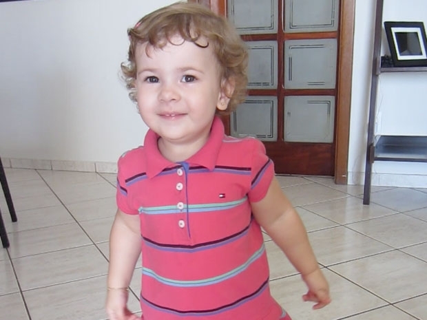 Isadorinha ganha fama com vdeo em que canta msica de Roberto Carlos.