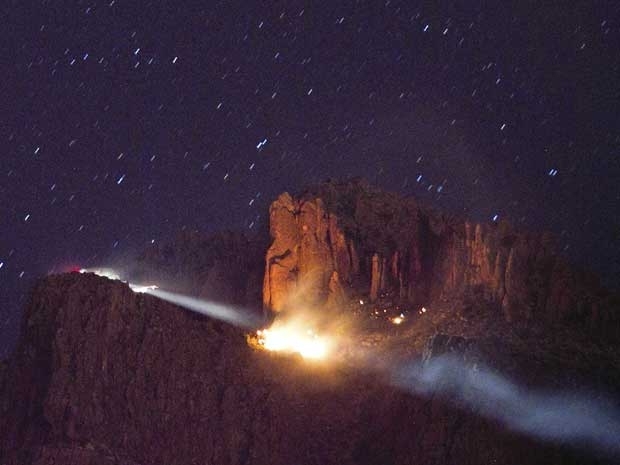 Pouco aps a queda, nas montanhas perto de Phoenix, aeronave se incendiou.