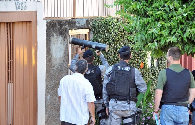 Um dos alvos da operao foi residncia em Campo Grande; policial arromba o porto