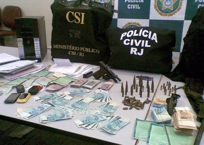 Material apreendido foi levado para a Acadepol, no centro do Rio.