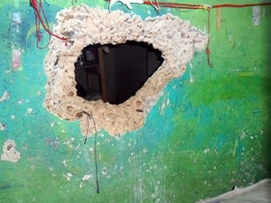 Detentos cavaram um buraco na parede do local.