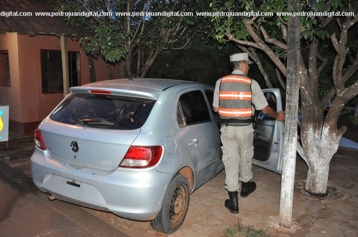 Veculo gol conduzido pelo suspeito foi apreendido pela polcia paraguaia