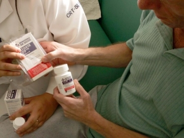 Paciente recebe medicamento antirretroviral para tratamento contra o vrus HIV