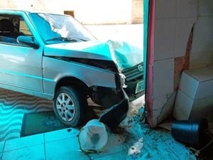 Menina perdeu controle do carro e invadiu imvel, diz PM.