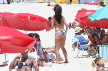 Maria Fernanda Cndido na praia da Barra da Tijuca, Zona Oeste do Rio.