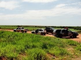 Polcia chega ao local onde o corpo foi encontrado