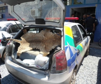 Aps roubarem um ciclista, assaltantes foram presos e com eles encontrados vrios objetos, incluindo pescado e um couro 