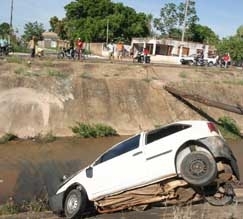 Gol branco roubado de um vendedor de culos: suspeito perdeu o controle do veculo e caiu no crrego Man Pinto