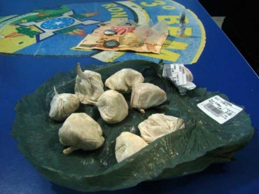 A droga estava com um adolescente de 16 anos, que chefiava a boca-de-fumo 