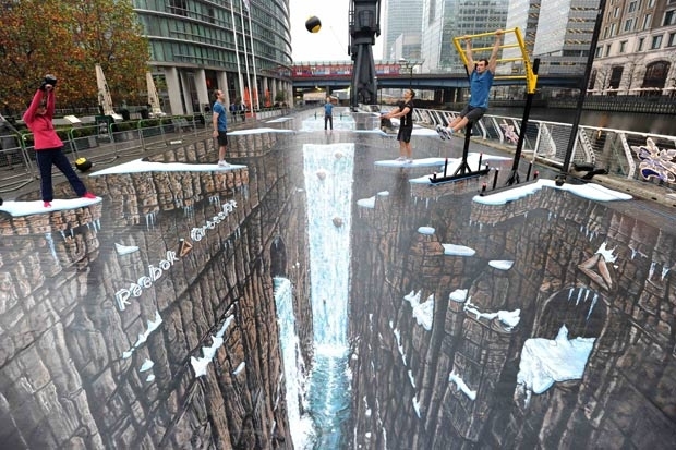 Obra de 1.120 metros quadrados foi pintada no distrito financeiro de Canary Wharf.