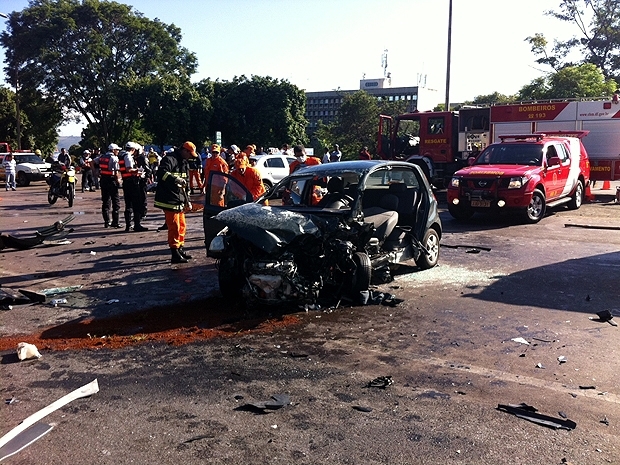 Acidente entre dois carros fechou o Eixo na manh desta quinta-feira (17).