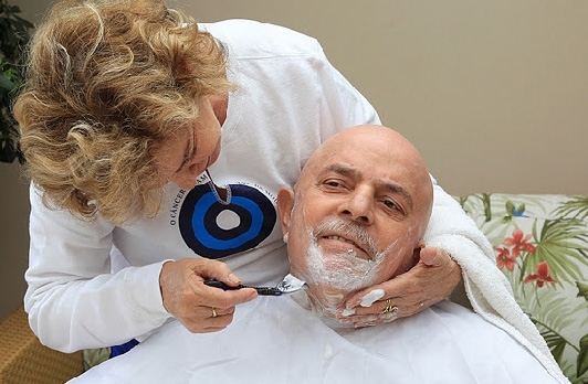 Imagem divulgada mostra Lula sem cabelo e cortando a barba