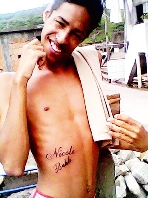 James de Oliveira tatuou autgrafo de Nicole Bahls