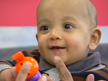 O f�gado do pequeno Iyaad quase foi destru�do quando ele tinha menos de um ano.