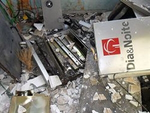 Os bandidos explodiram o caixa do Bradesco, em Rosrio, durante a madrugada 