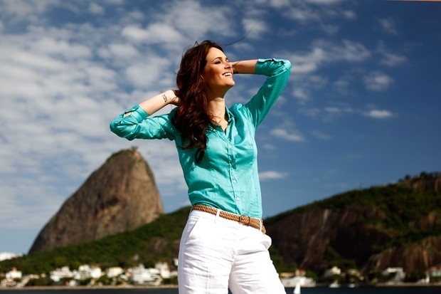 A Miss Brasil Priscila Machado no Flamengo, na Zona Sul do Rio, com o Po de Acar ao fundo.