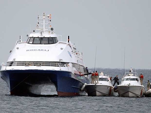 Passageiros desembarcam do Kartepe, aps agentes materem sequestrador.