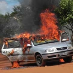 Ladres colocam fogo em carro na hora da fuga: Santo Antnio do Leste tambm foi vtima do novo cangao