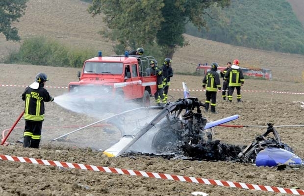 Bombeiros fazem rescando em destroos de helicptero que caiu nesta sexta-feira (11) em Cingoli, prximo a Macerata.