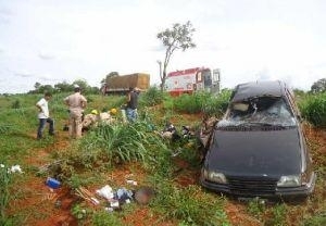 Veculo saiu da pista e acabou colidindo com uma rvore