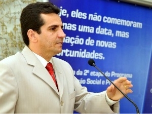 Porta de helicptero onde estava vice-governador do ES cai em voo.