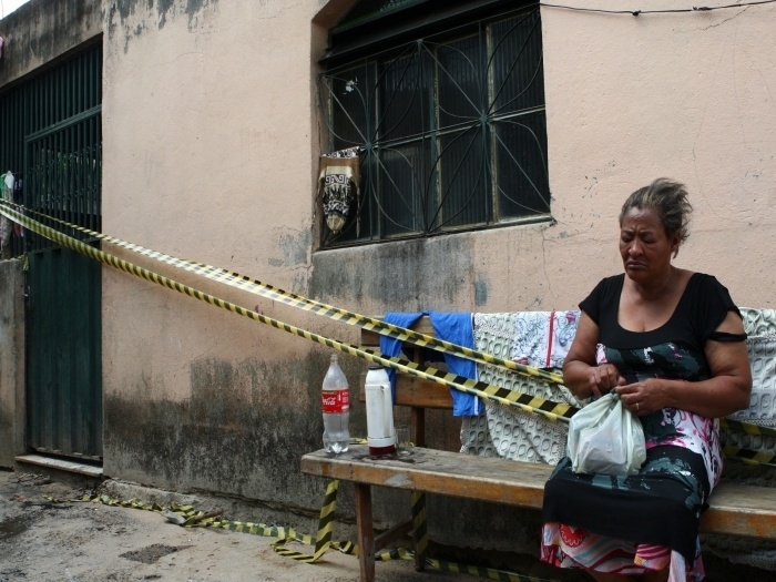 A av das crianas sentada em frente ao quarto onde os netos morreram durante incndio
